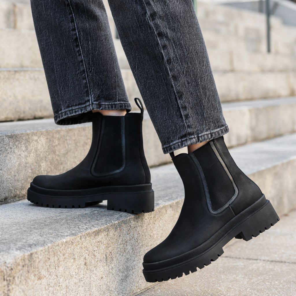 1024x1024-Women-LegendPlatofrm-BlackMatte-091124-2_184c78b4-8813-476c-b9a6-2b69910d215f