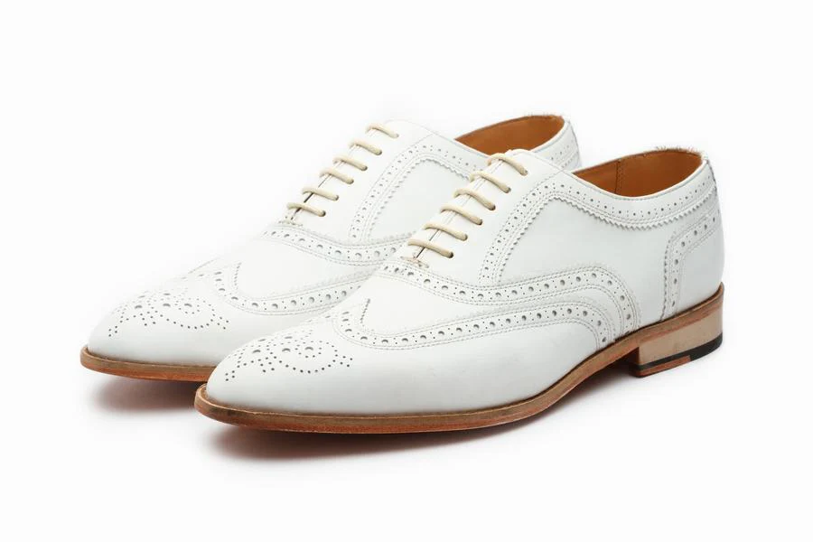 oxfords-wingtip-oxford-classic-white-2_900x_2142bff4-ed83-44c8-b4e8-494f67d069ff